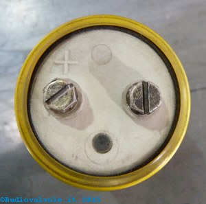 Condensatore elettrolitoco a barilotto con i terminali (reofori) a vite sulla parte inferiore