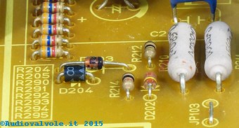 Diodi semiconduttori di tre diverse tipologie in una scheda di un videoregistratore.