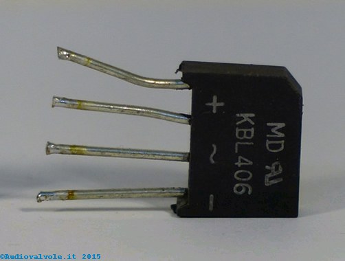 Diodi semiconduttori di piccola potenza sotto forma di ponte di diodi (o ponte di Graetz) per montaggio su PCB