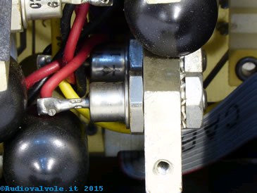 Zener di potenza da 5w montato a vite su un dissipatore di alluminio