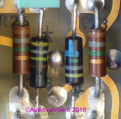 Resistori ad impasto montati su PCB