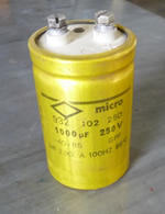 Condensatore elettrolitico con i contatti a bullone