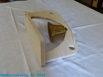 Struttura in legno che ospiterà la campana e arduino uno con la circuiteria di contorno, con la campana montata.