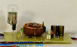 Desolfatatore gigapulse per la rigenerazione delle batterie piombo-acido o piombo-gel visto di fianco