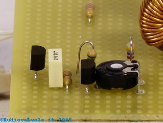 Circuito per lo spegnimento automatico con batteria scarica:particolare del rivelatore di soglia visto di fianco