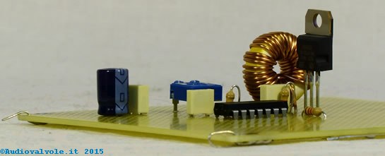 Insegna luminosa a led: circuito millefori del convertitore boost. Circuito visto dal fianco.