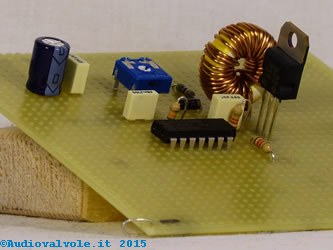 Insegna luminosa a led: circuito millefori del convertitore boost. Primo piano dei componenti.