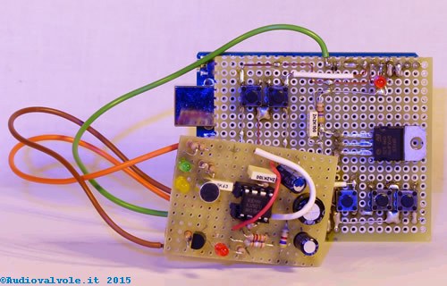Vista d'insieme dello shield strobo innestato su arduino uno con collegato il sincronizzatore audio.