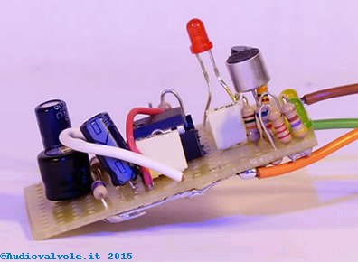 Prototipo del circuito sincronizzatore audio per arduino shield strobo. Visto dal fianco.