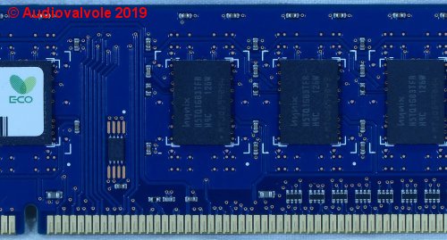 Dettaglio di un modulo RAM dove è possibile vedere chiaramente il connettore nella parte bassa, dove sono presenti tutti i contattio in rame.