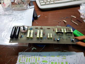 Montaggio del circuito stampato dell'amplificatore per chitarra elettrica