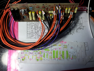 Assemblaggio dell'amplificatore a valvole termoioniche per chitarra elettrica