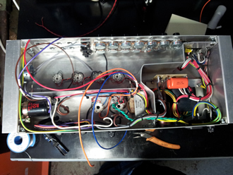 Assemblaggio dell'amplificatore a valvole termoioniche per chitarra elettrica