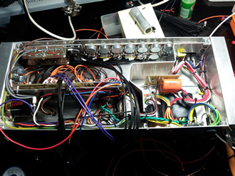 Assemblaggio dell'amplificatore a valvole termoioniche per chitarra elettrica