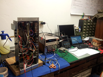 Amplificatore per chitarra elettrica in fase di prova e modifiche dell'ultimo minuto