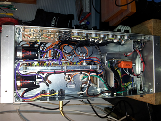 Amplificatore per chitarra elettrica in fase di prova e modifiche dell'ultimo minuto