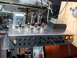 Amplificatore per chitarra elettrica in fase di prova e modifiche dell'ultimo minuto