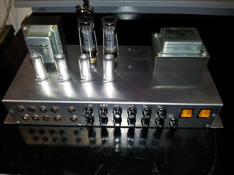 Amplificatore per chitarra elettrica in fase di prova e modifiche dell'ultimo minuto