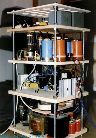 Foto dell'amplificatore realizzato da Roberto Bronzetti con triodo termoionico 211