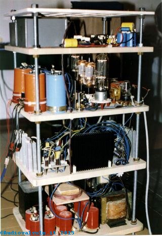 Foto dell'amplificatore realizzato da Roberto Bronzetti con triodo termoionico 211