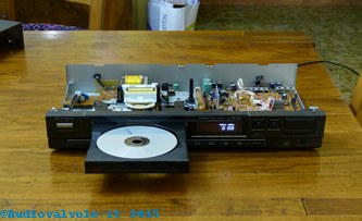 Giradischi CD - Compact disc player hitachi da-501 con coperchio aperto