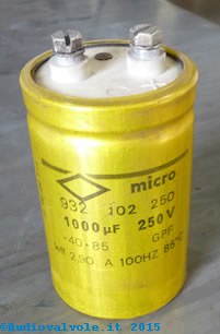 Condensatore elettrolitoco a barilotto con i terminali (reofori) a vite sulla parte inferiore