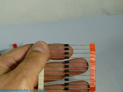 Diodi semiconduttori distribuiti in nastro che normalmente è avvolto in bobine, per grandi quantità.