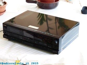 Registratore e riproduttore di cassette magnetiche o piastra di registrazione stereo