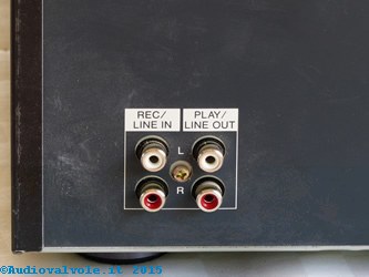 Registratore e riproduttore di cassette magnetiche o piastra di registrazione stereo