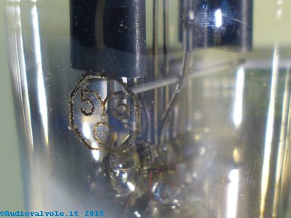 5y3 doppio diodo rettificatore di potenza particolare della scritta stampata sul vetro