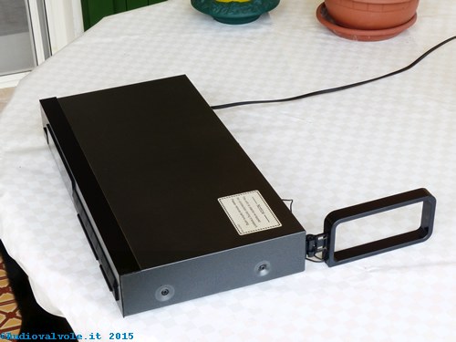 Esemplare di radio tuner stereo della fine degli anni '80 dotato di sintonia digitale