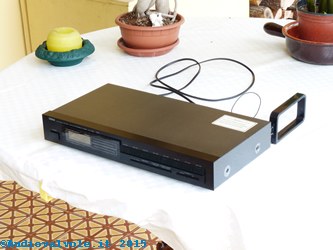Esemplare di radio tuner stereo della fine degli anni '80 dotato di sintonia digitale
