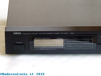 Esemplare di radio tuner stereo della fine degli anni '80 dotato di sintonia digitale