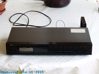 Esemplare di radio tuner stereo della fine degli anni '80 dotato di sintonia digitale