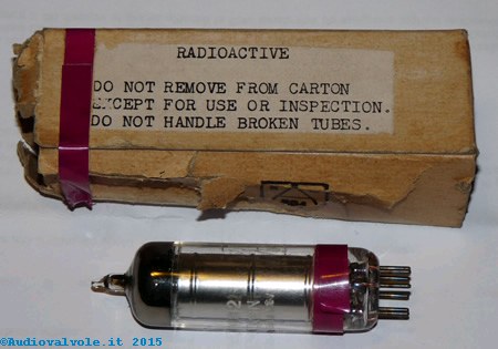 Valvola radioattiva Hytron JHY OB2 vicino al suo involucro originale
