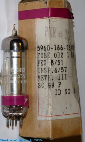 Valvola radioattiva Hytron JHY OB2 vicino al suo involucro originale