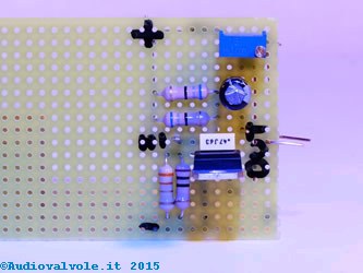 Amplificatore per cuffia montato su basetta millefori