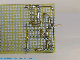 Amplificatore per cuffia montato su basetta millefori