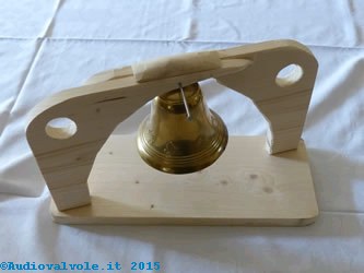 Struttura in legno che ospiterà la campana e arduino uno con la circuiteria di contorno, con la campana montata.