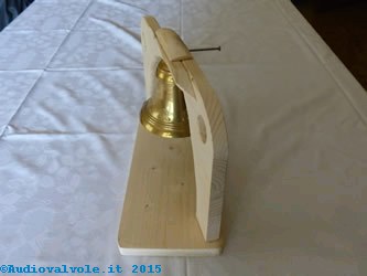 Struttura in legno che ospiterà la campana e arduino uno con la circuiteria di contorno, con la campana montata.