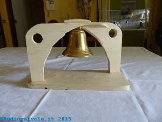 Struttura in legno che ospiterà la campana e arduino uno con la circuiteria di contorno, con la campana montata.