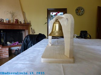 Struttura in legno che ospiterà la campana e arduino uno con la circuiteria di contorno, con la campana montata.