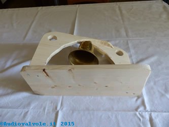 Struttura in legno che ospiterà la campana e arduino uno con la circuiteria di contorno, con la campana montata.