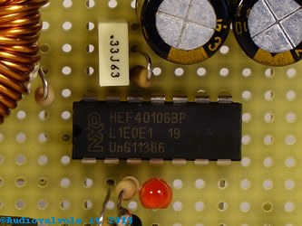 Desolfatatore gigapulse per la rigenerazione delle batterie piombo-acido o piombo-gel visto dal lato componenti. Particolare dell'integrato HEF40106