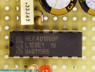 Desolfatatore gigapulse per la rigenerazione delle batterie piombo-acido o piombo-gel visto dal lato componenti. Particolare dell'integrato HEF40106