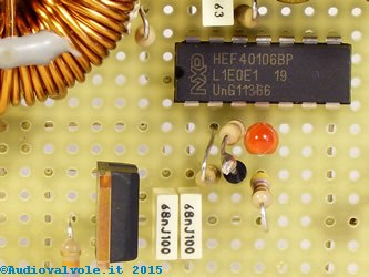 Desolfatatore gigapulse per la rigenerazione delle batterie piombo-acido o piombo-gel visto dal lato componenti. Particolare dell'integrato HEF40106