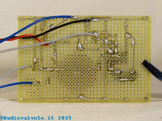 Desolfatatore gigapulse per la rigenerazione delle batterie piombo-acido o piombo-gel visto dal lato saldature.