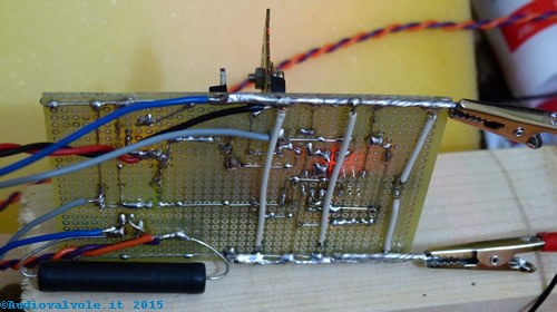 Circuito desolfatatore gigapulse acceso visto da sotto. Si nota la resistenza di carico per eseguire la prova della resistenza interna della batteria (di colore nero)