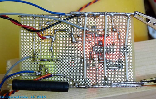 Circuito desolfatatore gigapulse acceso visto da sotto. Si nota la resistenza di carico per eseguire la prova della resistenza interna della batteria (di colore nero)