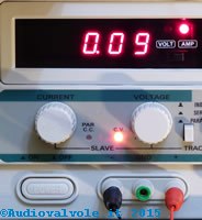 Circuito per lo spegnimento automatico con batteria scarica: corrente di alimentazione appena sopra la soglia